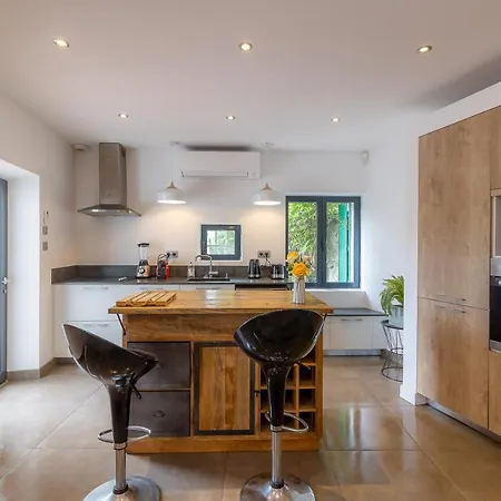 Sous Les Remparts La Maison Pimprenelle