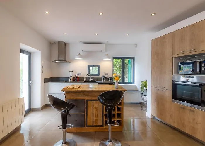 Sous Les Remparts La Maison Pimprenelle