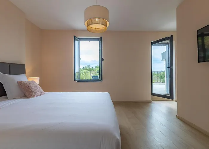 Sous Les Remparts La Maison Pimprenelle * Каркассон